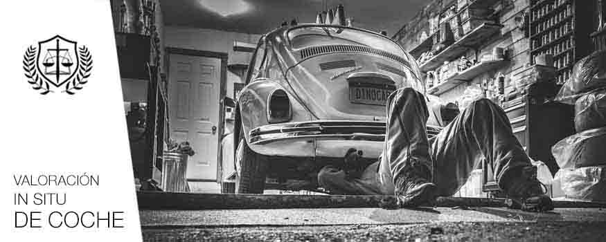 Hombre analizando coche de segunda mano siniestrado en taller Hombre analizando coche de segunda mano siniestrado en taller