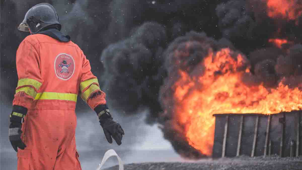 Perícia chega na Microniza para apurar as causas do incêndio, em