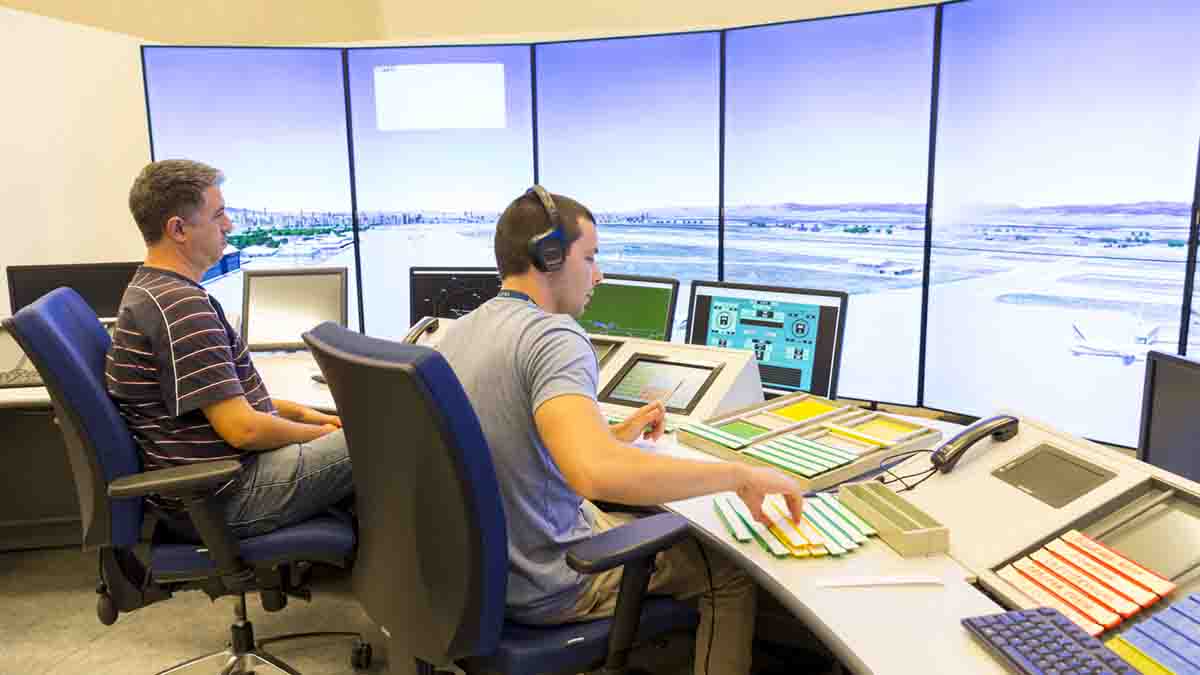 Perito Controlador Aéreo, director del tráfico de aviones